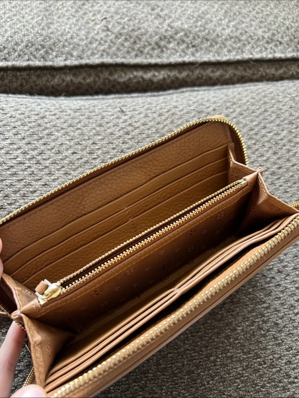 🤎 Authentic Tory Burch Britten Zip Around Wallet